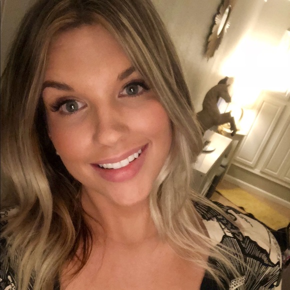 ❤️ Meet your posher ❤️ - Picture 1 of 6